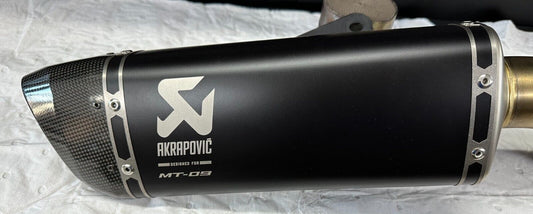 SCARICO AKRAPOVIC COMPLETO DI COLLETTORI ORIGINALE USATO YAMAHA MT-09 2021 2023